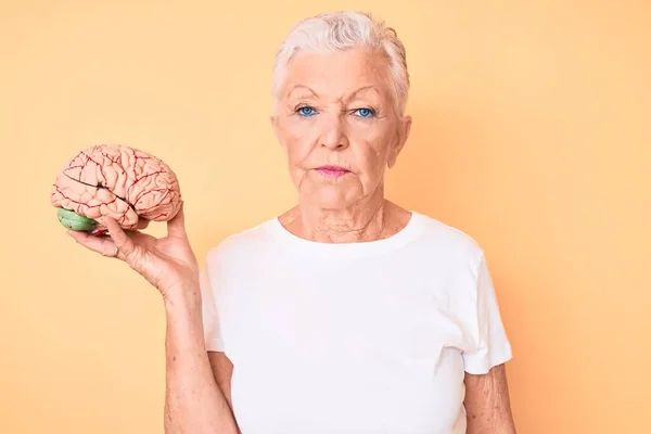 Старшая Красивая Женщина Голубыми Глазами Седыми Волосами Держащими Мозг Концепция — стоковое фото
