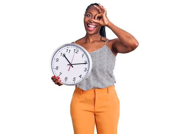Joven Afroamericana Americana Sosteniendo Gran Reloj Sonriendo Feliz Haciendo Signo —  Fotos de Stock