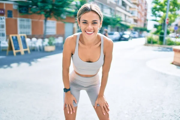 若いカトリシアのフィットネス女性は屋外でスポーツウェアのトレーニングを着て — ストック写真