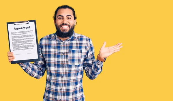 Genç Arap Adam Elinde Anlaşma Belgeleriyle Zaferi Mutlu Bir Gülümsemeyle — Stok fotoğraf