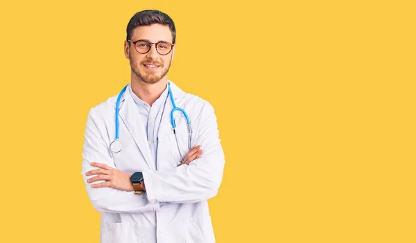 Bonito Jovem Com Urso Vestindo Uniforme Médico Rosto Feliz Sorrindo — Fotografia de Stock