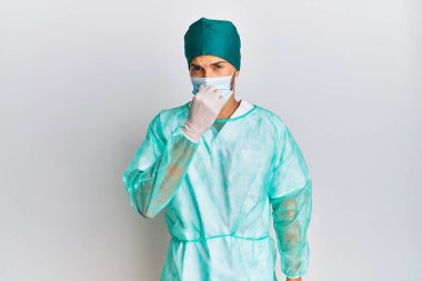 Cerrah üniforması giyen ve tıbbi maske takan genç yakışıklı bir adam pis ve iğrenç bir koku alıyor. Dayanılmaz bir koku. Nefesini burnunda tutuyor. Kötü kokuyor. 