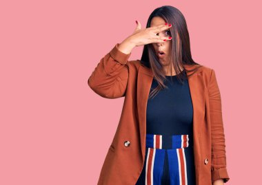 Zarif giysiler içinde genç, güzel bir esmer kadın. Şoka girmiş, yüzünü ve gözlerini kapamış, utanmış bir ifadeyle parmaklarından bakıyor.. 