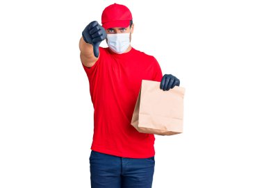 İspanyol asıllı genç bir adam yemek getiriyor. Elinde kızgın yüzlü bir kağıt torba tutuyor. Negatif işaretler baş parmakları aşağıda, reddedilme konsepti var. 