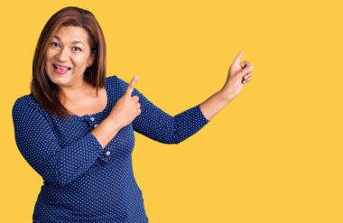 Güzel, orta yaşlı, sıradan kıyafetler giyen, mutlu yüzlü, neşeli ve kendinden emin bir kadın.