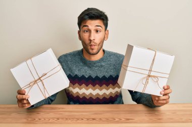 Elinde hediyeler tutan genç yakışıklı adam balık suratlı, şaşı gözlü, çılgın ve komik.. 