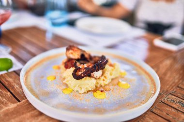 Lezzetli ızgara ahtapot deniz ürünleri.