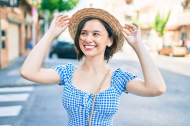 Genç ve güzel bir kız gülümsüyor. Mutlu bir şekilde yürüyor.