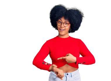 Gündelik kıyafet ve gözlük takan genç Afro-Amerikalı kız saati izlemek için acele ediyor, sabırsızlanıyor ve son teslim tarihini geciktirdiği için kızgın. 