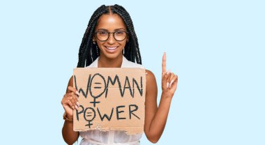 İspanyol asıllı güzel bir kadının elinde bir fikir ya da soru işareti bulunca şaşırdı. 