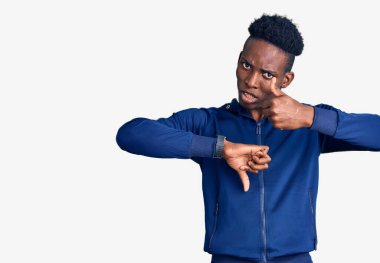 Afro-Amerikalı genç bir adam spor giyer ve başparmak sallar, anlaşmazlık ve anlaşma ifadesi takınır. çılgın çatışma 