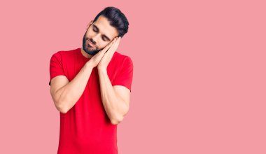 Sakallı, sıradan tişörtler giyen, yorgun uyuyan, hayal kuran ve elleriyle poz veren, kapalı gözlerle gülümseyen genç yakışıklı adam.. 