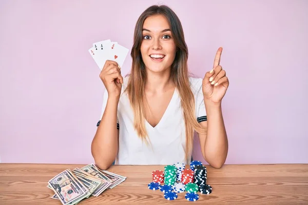 Hermosa Mujer Caucásica Jugando Póquer Sosteniendo Cartas Sorprendida Con Una —  Fotos de Stock