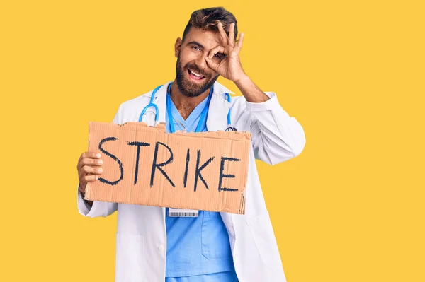 Young Hispanic Man Wearing Doctor Stethoscope Holding Strike Banner Smiling — Stock Photo, Image