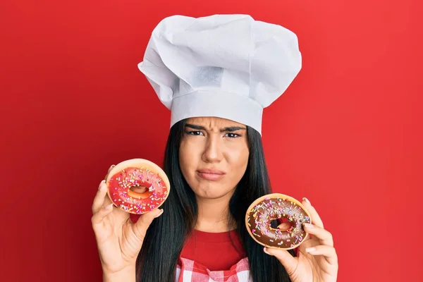 Genç Spanyol Asıllı Şef Şapkası Takan Elinde Yapımı Donut Kuşkusu — Stok fotoğraf