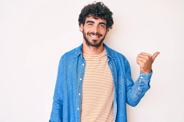 Jovem Bonito Com Cabelo Encaracolado Urso Vestindo Jaqueta Ganga Casual — Fotografia de Stock