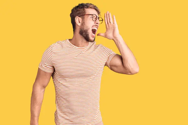 Young Caucasian Man Wearing Casual Clothes Glasses Shouting Screaming Loud — Stock Photo, Image