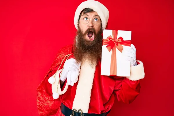 Hombre Guapo Cabeza Roja Joven Con Barba Larga Con Traje — Foto de Stock