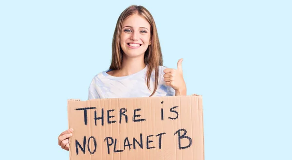 Jovem Bela Mulher Loira Segurando Não Planeta Banner Sorrindo Feliz — Fotografia de Stock