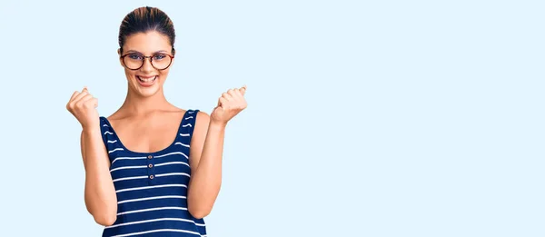 Ung Vacker Kvinna Bär Casual Kläder Och Glasögon Firar Förvånad — Stockfoto