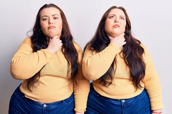 Junge Size Zwillinge Lässiger Kleidung Berühren Schmerzhaften Hals Halsschmerzen Wegen — Stockfoto
