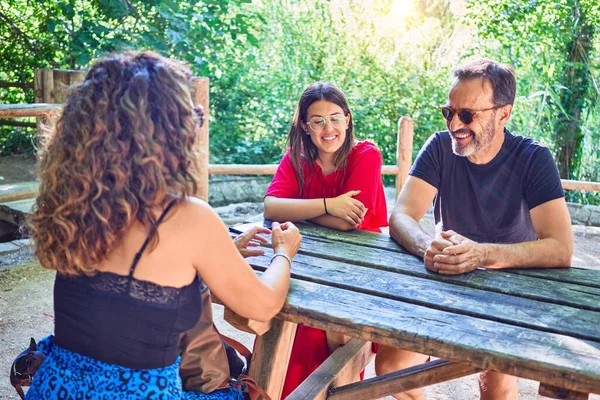 Famille Souriant Heureux Assis Sur Banc Reposant Parc — Photo