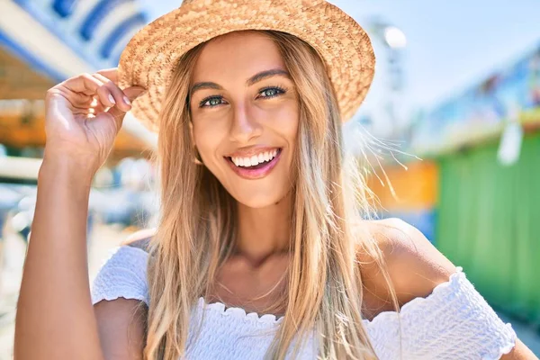 Joven Rubia Turista Sonriendo Feliz Mirando Cámara Recinto Ferial — Foto de Stock