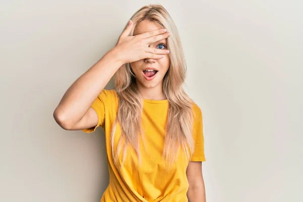 Hermosa Chica Rubia Caucásica Vistiendo Una Camiseta Casual Asomándose Shock —  Fotos de Stock