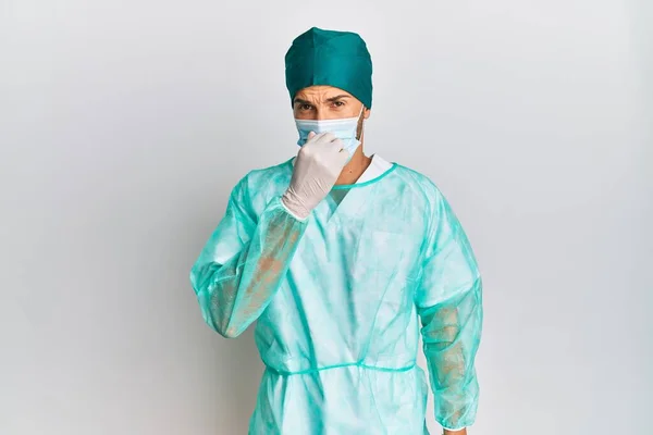 Fiatal Jóképű Férfi Sebész Egyenruhában Orvosi Maszkban Bűzlik Valami Bűzös — Stock Fotó