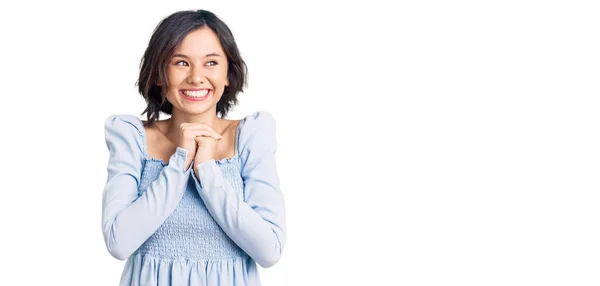 Menina Bonita Nova Vestindo Roupas Casuais Rindo Nervoso Animado Com — Fotografia de Stock