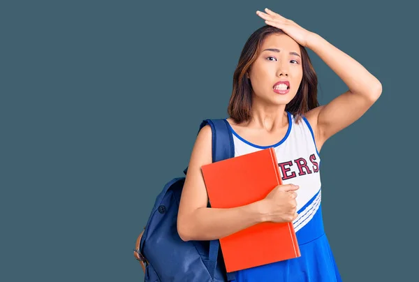 Młoda Piękna Chinka Mundurze Cheerleaderki Studenckim Plecaku Segregatorem Zestresowana Sfrustrowana — Zdjęcie stockowe