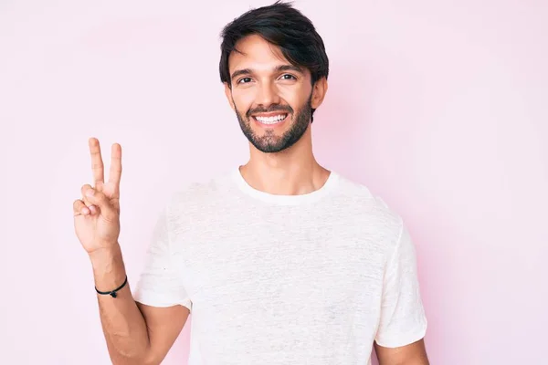 Hombre Hispano Guapo Vistiendo Camiseta Blanca Casual Sonriendo Con Cara — Foto de Stock