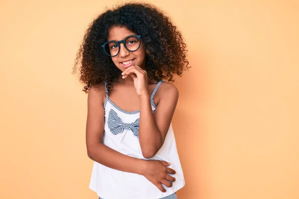 Criança Afro Americana Com Cabelo Encaracolado Vestindo Roupas Casuais Óculos — Fotografia de Stock