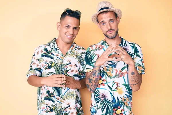 Jovem Gay Casal Dois Homens Vestindo Verão Chapéu Havaiano Camisa — Fotografia de Stock