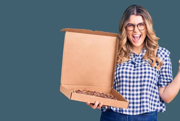 Ung Kaukasisk Kvinna Håller Leverans Pizza Box Skriker Stolt Firar — Stockfoto