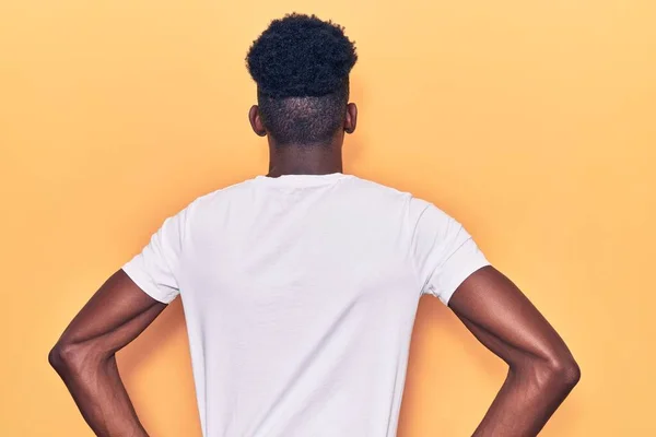 Jovem Afro Americano Vestindo Roupas Casuais Para Trás Olhando Para — Fotografia de Stock