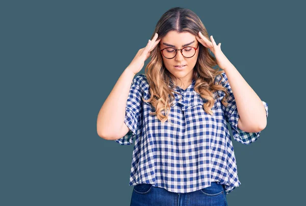 ストレスが原因で頭の痛みのために頭の上に手でカジュアルな服を着て若い白人女性 片頭痛 — ストック写真