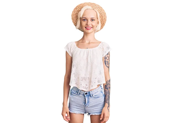 Mujer Rubia Joven Con Tatuaje Usando Sombrero Verano Con Una — Foto de Stock
