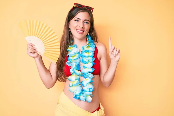 Schöne Junge Kaukasische Frau Sommerlook Und Händchen Haltend Fächer Lächelnd — Stockfoto