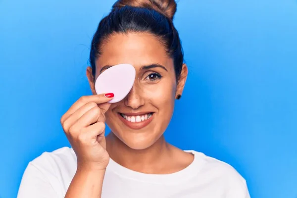 Ung Vacker Brunett Kvinna Håller Makeup Svamp Ser Positiv Och — Stockfoto