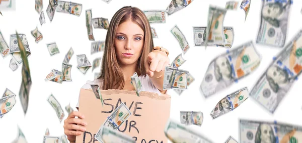 Jonge Mooie Blonde Vrouw Houdt Redden Onze Democratie Protestspandoek Wijzen — Stockfoto