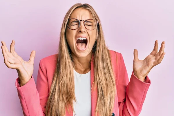 Giovane Donna Bionda Stile Business Occhiali Che Celebrano Pazzo Pazzo — Foto Stock