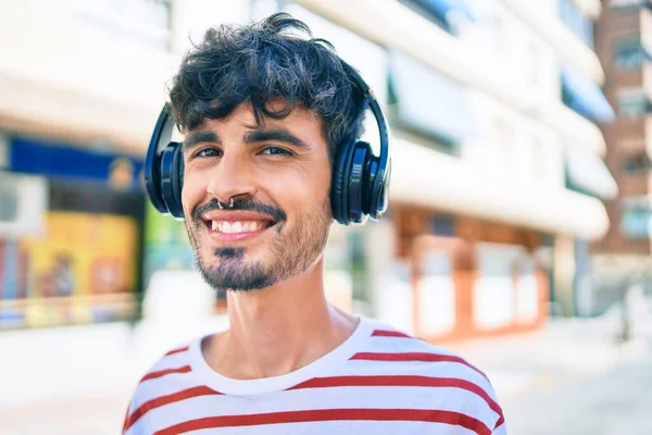 Junger Hispanischer Mann Lächelt Glücklich Und Benutzt Kopfhörer Wenn Auf — Stockfoto