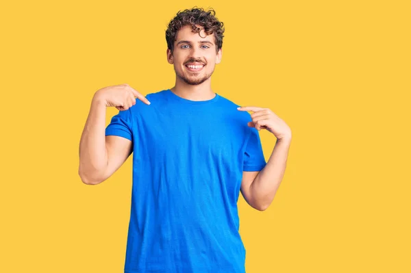 Joven Hombre Guapo Con Pelo Rizado Usando Ropa Casual Buscando — Foto de Stock