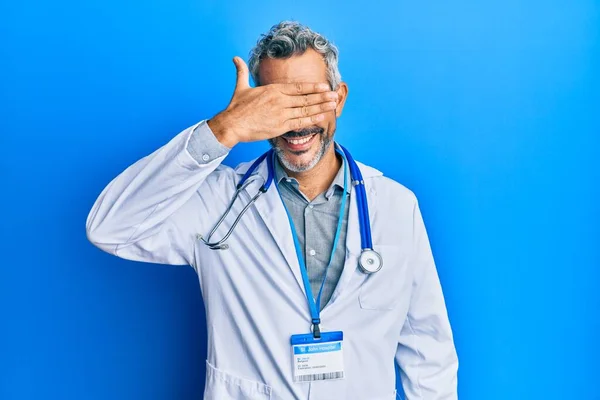 Siwy Mężczyzna Średnim Wieku Noszący Mundur Lekarza Stetoskop Uśmiechający Się — Zdjęcie stockowe