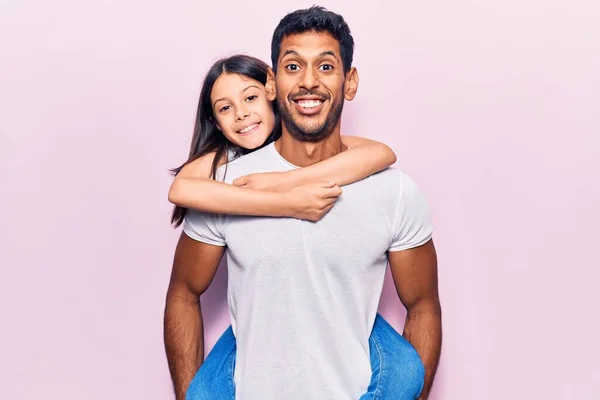 Latin Far Och Dotter Bär Casual Kläder Ser Positiva Och — Stockfoto