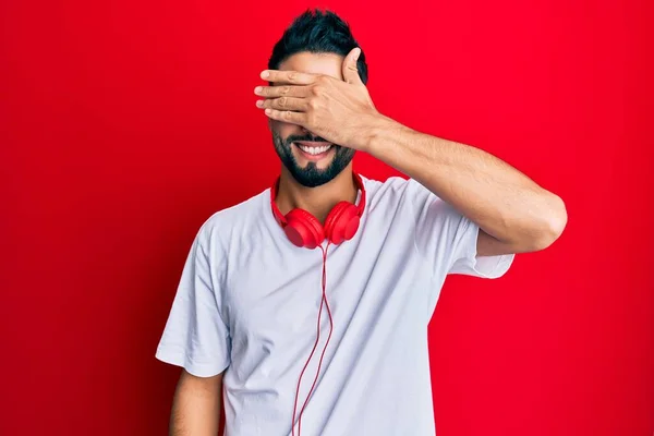 Junger Mann Mit Bart Der Über Kopfhörer Musik Hört Lächelt — Stockfoto