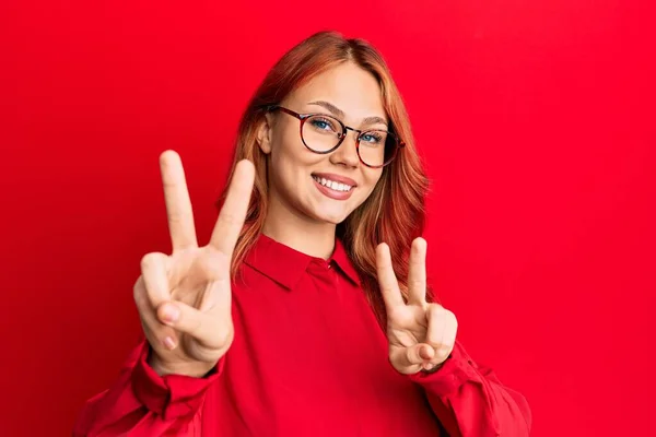 Jeune Belle Femme Rousse Portant Des Vêtements Décontractés Des Lunettes — Photo