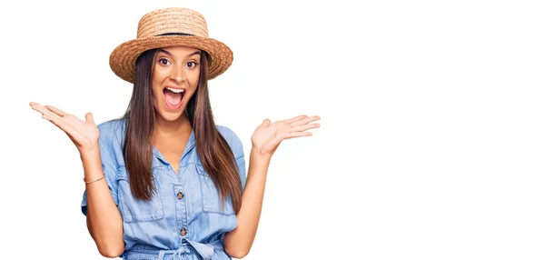 Jovem Hispânica Usando Chapéu Verão Celebrando Vitória Com Sorriso Feliz — Fotografia de Stock