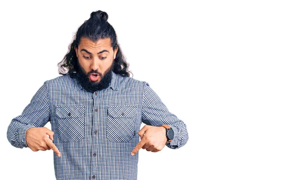 Junger Arabischer Mann Lässiger Kleidung Der Mit Nach Unten Zeigenden — Stockfoto